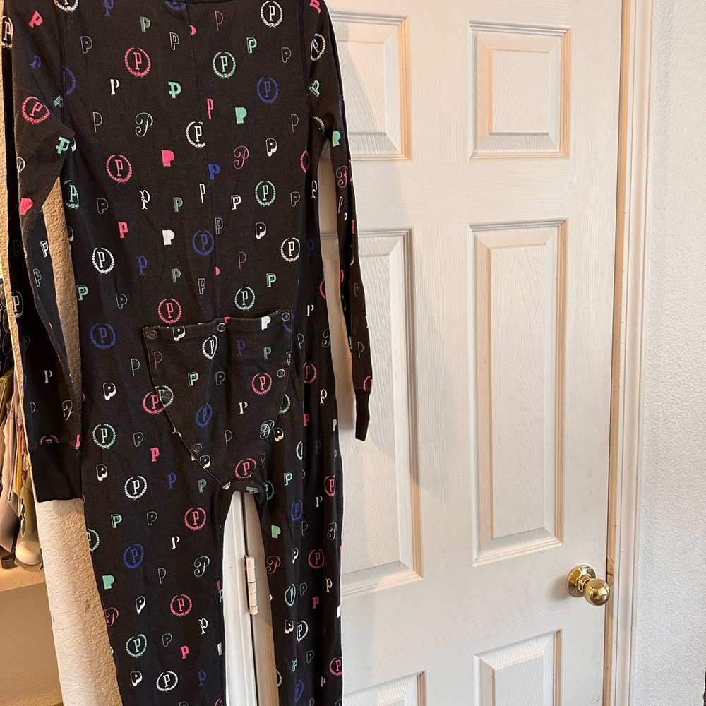 VS PINK ONESIE - Picture 4 of 5